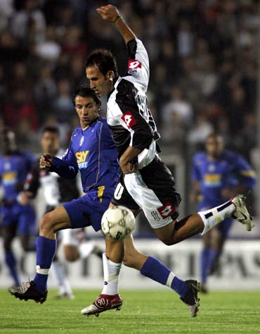 欧冠赛场精彩瞬间：巴萨2-0战胜国际米兰,（巴萨2-0力克国际米兰，欧冠赛场高光不断）